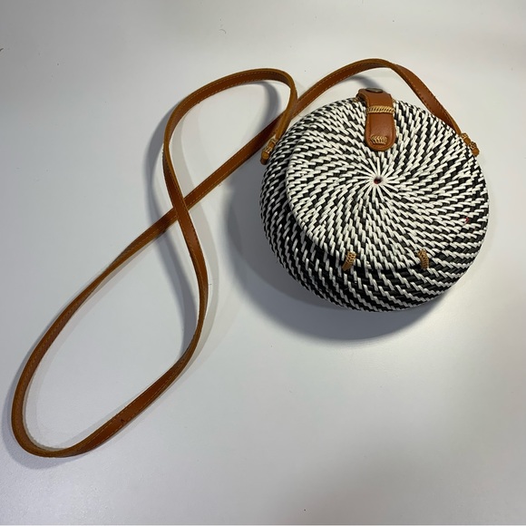 Anthropologie Black White Woven Rattan Circle Snap Round Purse Crossbody Bag - Picture 7 of 15